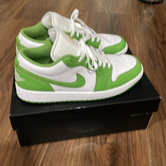 Nike Air Jordan 1 Low SE MEN’s size 9 white/chlorophyl - Picture 2 of 6